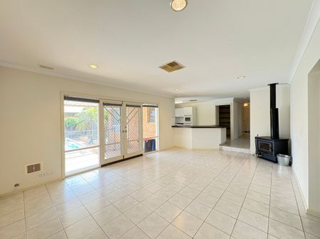 Massive Family Home with a Pool in Hannans! - Photo 2