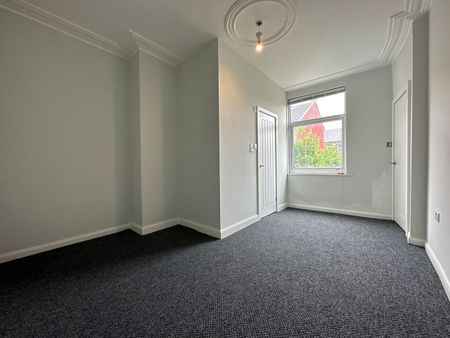 3 Bed Semi-Detached House, Elland Road, LS27 - Photo 2