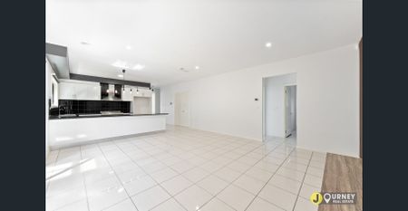🏡 Family Home in Prime Roxburgh Park Location! Big Saving on your Electricity bill with this home. - Photo 4