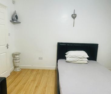 Master bedroom to rent close to seven king station - £900 pcm - Photo 3