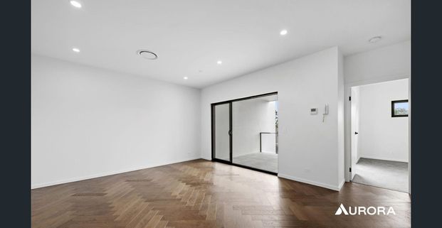 Stylish 1 Bedroom Apartment with Balcony in Sought After Windsor - Photo 1