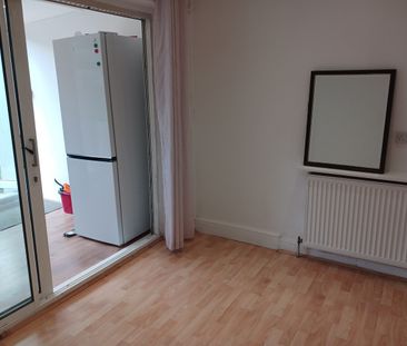 1 Bed Flat, St. Johns Road, NW11 - Photo 2