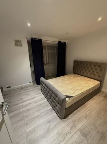 3 bedroom end of terrace house to rent - Photo 3