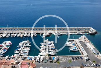 Amplio apartamento de cuatro dormitorios con vistas al mar en Radazul Bajo