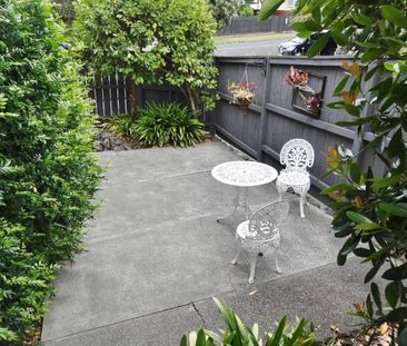 Superb Living - Unbeatable Location - Photo 5