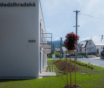 Na prenájom: Nový 2-izbový byt s balkónom, parkovacím státím a pivn... - Photo 4