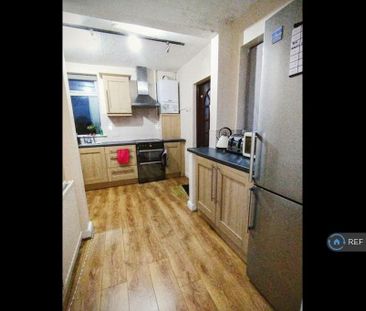 4 bedroom semi-detached house to rent - Photo 5