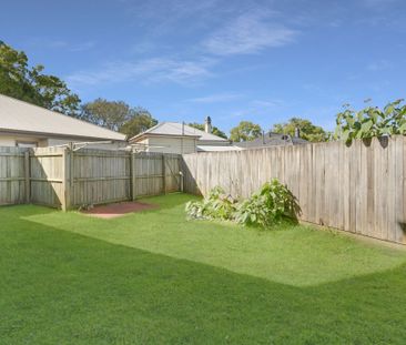 MODERN TWO-BEDROOM TOWNHOUSE WITH OFFICE NEAR CBD - Photo 3