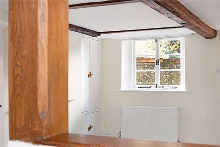 A charming two bedroom cottage in central Winchester. - Photo 4