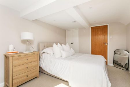 4 bedroom semi-detached house to rent - Photo 5