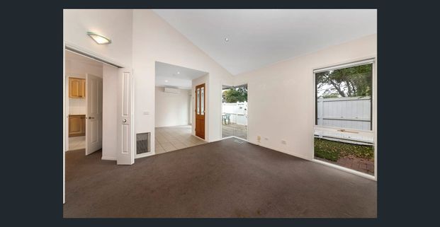 Bright and comfortable in a quiet Beaumaris street! - Photo 1
