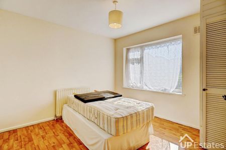 3 bedroom end of terrace house to rent - Photo 3