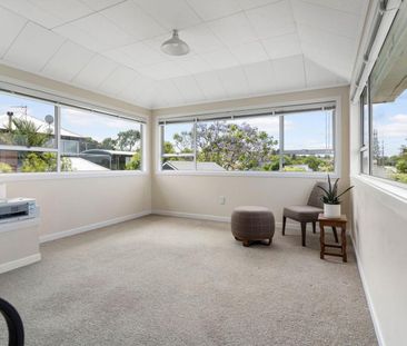 Beautifully Presented Home in The Bays - Photo 3