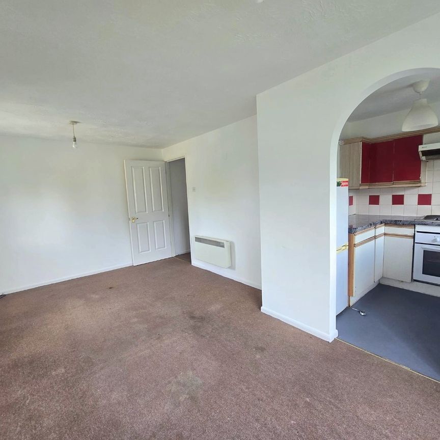 2 bed flat to rent in Cygnet Close, London, NW10 - Photo 1