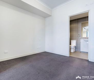 TOP FLOOR APARTMENT - UNFURNISHED - Photo 6