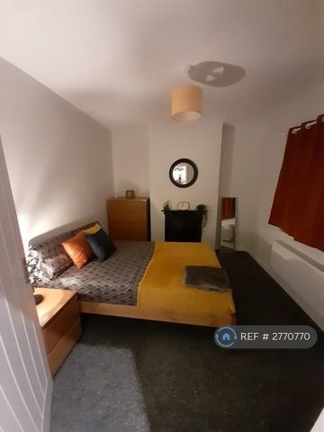 1 bedroom in a house share to rent - Photo 3