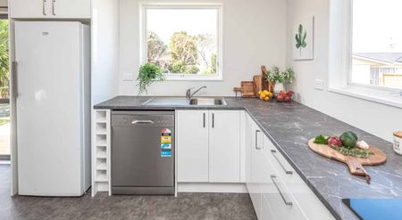 SPRINGVALE - 3 BEDROOMS - Photo 2