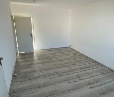 Sanierte 3 Zimmer-Wohnung mit EBK, Duschbad und Laminat zu mieten! - Foto 6