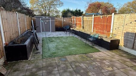 3 bedroom semi-detached house to rent - Photo 4