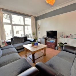 8 bedroom House in Richmond Avenue, Leeds - Photo 1