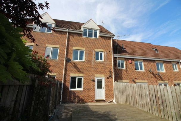 3 bed Town House - Photo 1