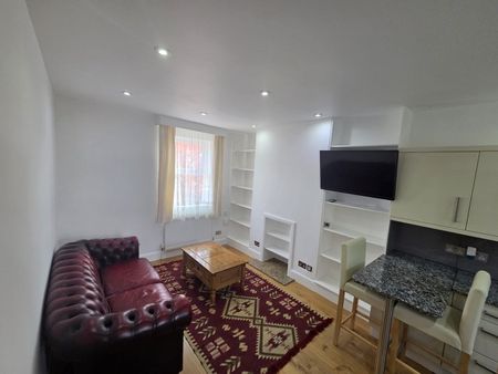 2 Bed Maisonette, New Southgate, N11 - Photo 2