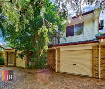 FULLY AIR CONDITIONED THREE-BEDROOM TOWNHOUSE WITH GREAT COURTYARD - Photo 4