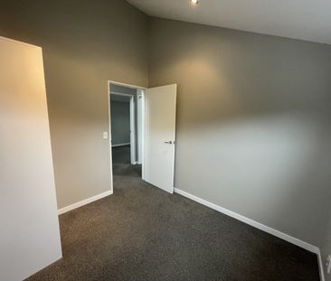 Sunny 3-Bedroom Townhouse in Sought-After Wadestown - Photo 2