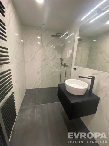 Exkluzivní 1+kk v srdci Karlína | Stylové bydlení ve vysokém standardu - Photo 4