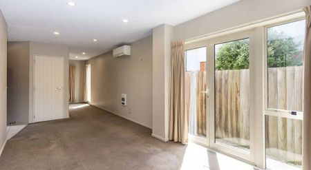 Lovely 3 bedroom townhouse with great parking options! - Photo 3