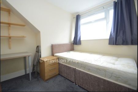 6 Bed Student Properties in Leeds - Photo 3