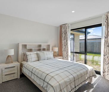 Modern 5-Bed, 2-Lounge Home on Large Section - Photo 5