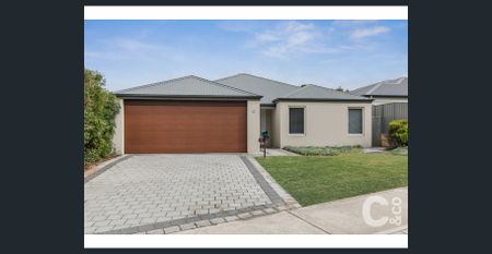 5 Bedroom 2 Bathroom Family Home with AC & Solar Panels! - Photo 4