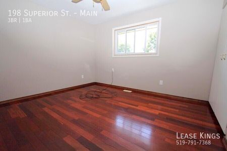 Fresh Main Floor Unit in Desirable LaSalle Neighborhood! - Photo 4