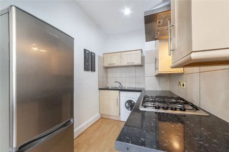 1 bedroom flat in London - Photo 2