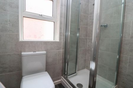 5 bedroom semi-detached house to rent - Photo 2