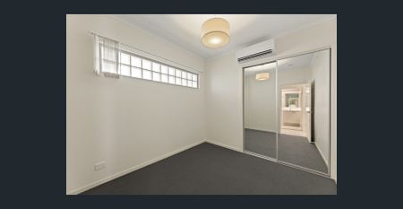 2 Bedrooms unit with storage cage in heart of Bulimba - Photo 2