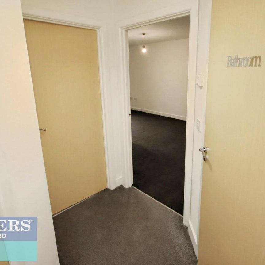 2 bedroom Flat To Let - Photo 1