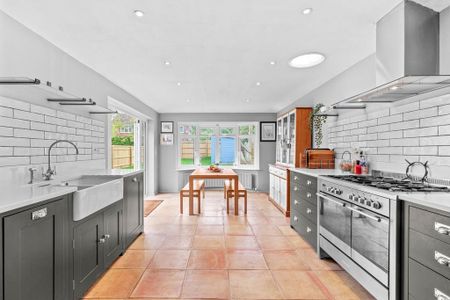 4 bedroom semi-detached house to rent - Photo 5