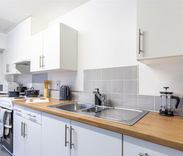 1 bedroom in a flat share to rent - Photo 6