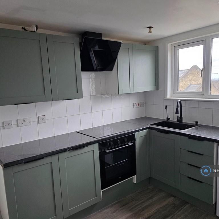 1 bedroom in a flat share to rent - Photo 1