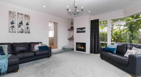 3-Bedroom Spacious Family Home in Somerville - Photo 3