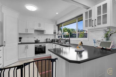 Beautifully Renovated Family Home in a Quiet Cul-De-Sac - Photo 3