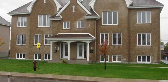 Grand 4 ½ style condo fraichement peinturé Boulevard Iberville, Repentigny (Lanaudière) - Photo 2