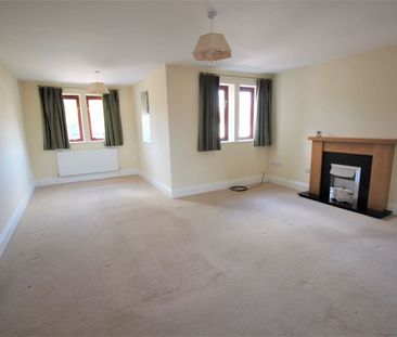 2 bed flat to rent in - Photo 3