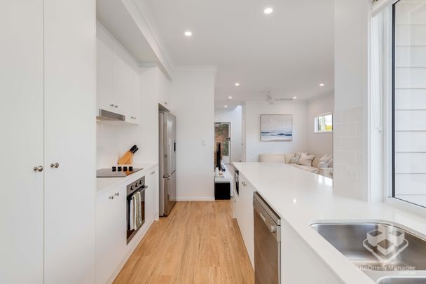 Modern 5-Year-Old Townhouse with Premium Finishes - Photo 1