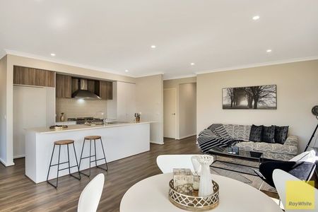 Family Home with Modern Features, 2 Bathrooms & Double Garage - Photo 4