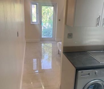 Studio Flat, Hamilton Avenue, IG6 - Photo 6