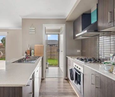 15 Lamaro Way, Wyndham Vale VIC 3024 - Photo 5