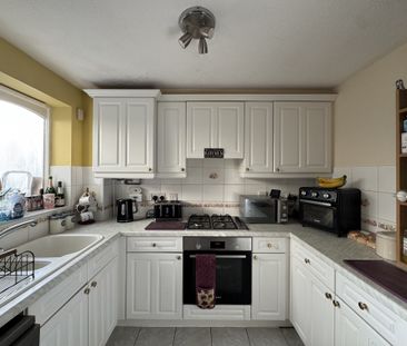 Matthews Drive, Crawley, Maidenbower - Photo 4